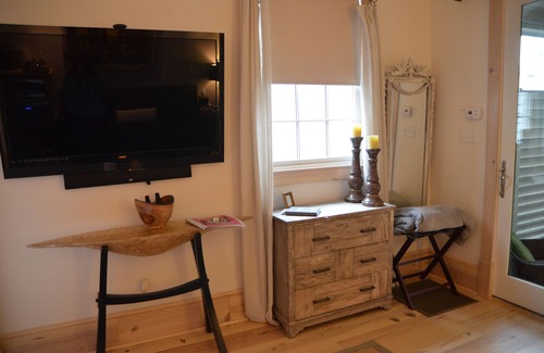 Carrollton Wohnung | Luxuriöses Oasis Studio in der St. Charles Ave. Pool, Spa, priv. Patio, auf Straßenbahnroute