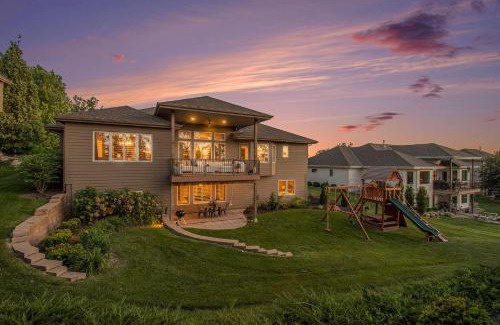 Elkhorn Haus | Luxury Stay with Golf Simulator and 3 King Bedrooms
