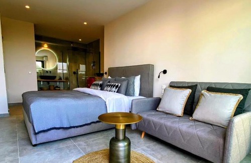 Katsarou Wohnung | Luxury Suite with a queens double bed stunning sea vews and private Jacuzzi