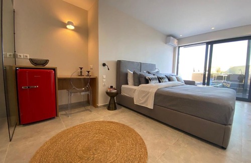 Katsarou Wohnung | Luxury Suite with a queens double bed stunning sea vews and private Jacuzzi