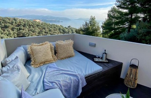Katsarou Wohnung | Luxury Suite with a queens double bed stunning sea vews and private Jacuzzi