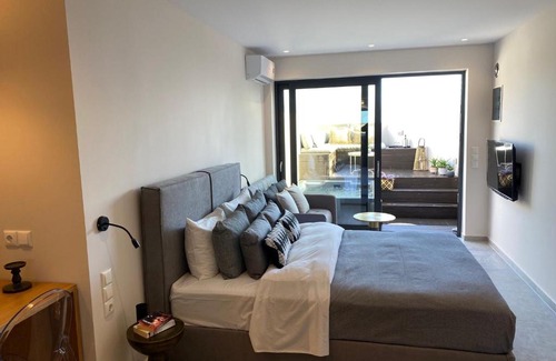 Katsarou Wohnung | Luxury Suite with a queens double bed stunning sea vews and private Jacuzzi