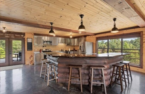 Talisheek Haus | Luxury Three Story Cabin on the River