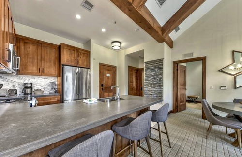 Lakeside Park Eigentumswohnung | Luxury Two Bedroom Residence steps from Heavenly Village Book 7 Nights for 10% Off by RedAwning