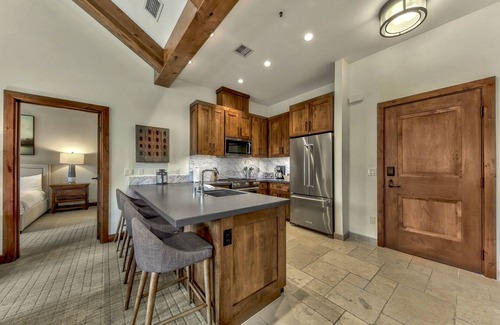 Lakeside Park Eigentumswohnung | Luxury Two Bedroom Residence steps from Heavenly Village Book 7 Nights for 10% Off by RedAwning