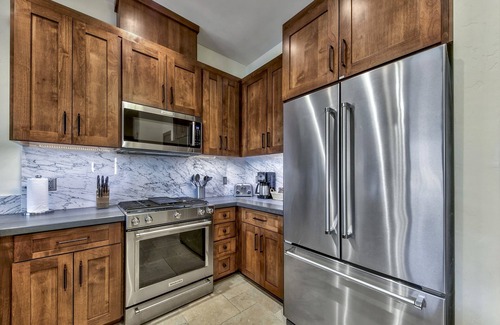 Lakeside Park Eigentumswohnung | Luxury Two Bedroom Residence steps from Heavenly Village Book 7 Nights for 10% Off by RedAwning