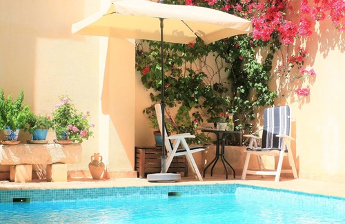 Pinos del Valle Haus | Luxus-Stadthaus mit Pool und eine Dachterrasse mit Blick auf den Bergen.