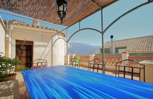 Pinos del Valle Haus | Luxus-Stadthaus mit Pool und eine Dachterrasse mit Blick auf den Bergen.