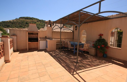 Pinos del Valle Haus | Luxus-Stadthaus mit Pool und eine Dachterrasse mit Blick auf den Bergen.