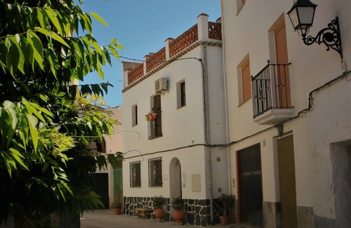 Pinos del Valle Haus | Luxus-Stadthaus mit Pool und eine Dachterrasse mit Blick auf den Bergen.