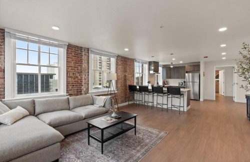 Riverside Wohnung | Luxury w King Beds, Pool Table, Central Downtown!