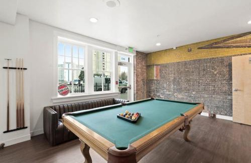 Riverside Wohnung | Luxury w King Beds, Pool Table, Central Downtown!