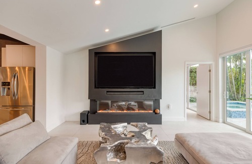 Fort Lauderdale Haus | Luxury Waterfront Home w/ Pool, Hot Tub & Dock Near Las Olas | Gulfstream