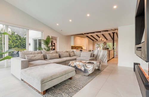 Fort Lauderdale Haus | Luxury Waterfront Home w/ Pool, Hot Tub & Dock Near Las Olas | Gulfstream