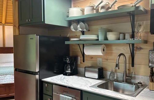 Grand Rapids Kabine | Luxury yurt cabin on park-like property 10 minutes from scenic Grand Rapids.