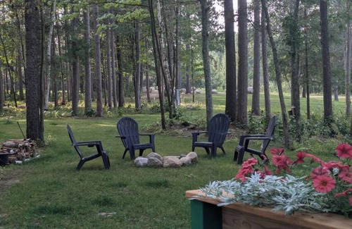 Grand Rapids Kabine | Luxury yurt cabin on park-like property 10 minutes from scenic Grand Rapids.