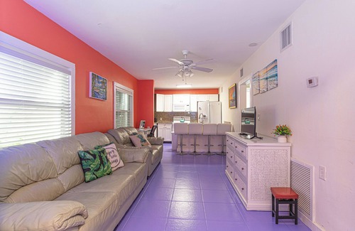 Parrot Cove Hütte | LW Historic District. 1.5 milles to beach. Pet friendly!