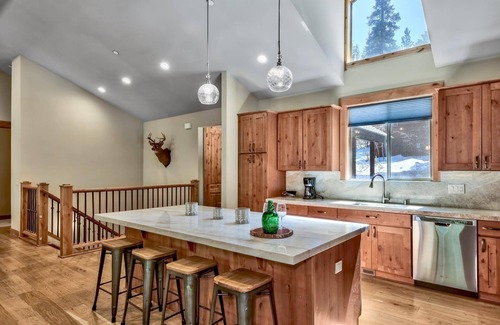Kingswood Estates Haus | Lx22 Lake Tahoe north shore 4 bed cabin w/ hot tub
