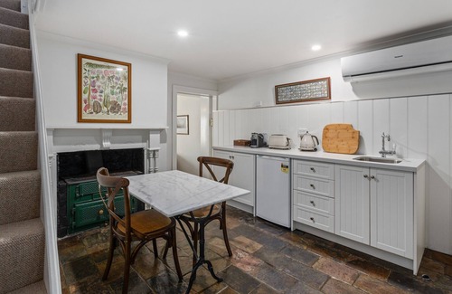 Pontville Hütte | Lythgo's Row Colonial Cottages