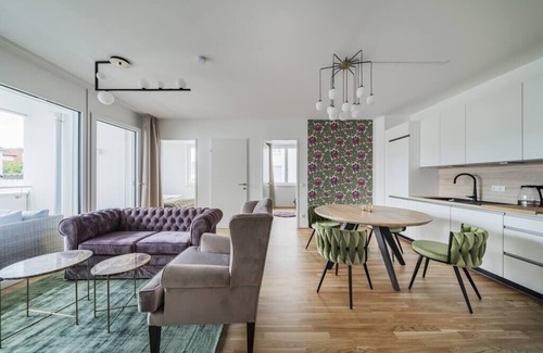 Gmunden Wohnung | M.a.i.s.o.n C.h.i.q.u.e | Balcony | 3 BR