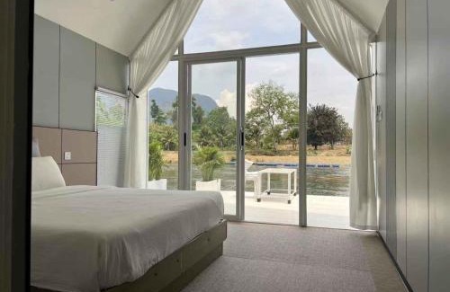 Vientiane Bootsverleih | M & R 2 float house