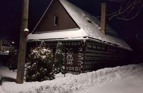 Cicmany Haus | Maľovaná drevenička v Čičmanoch