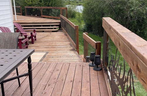 Mackay Kabine | Mackay Bunkhouse - Beautiful home with large deck right on the Big Lost River