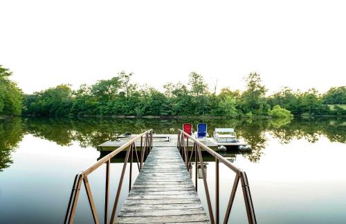 Goodson Haus | Macks Creek Cabin on 30 Acres with Dock and Watercraft