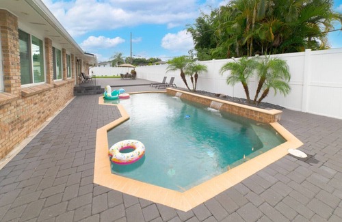 Conway Haus | Magazine like huge home w/ pool city center/parks