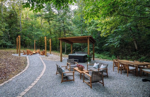 New Marshfield Kabine | Magical Dome Perfect for Families & Groups-Hot Tub-Kid Friendly-Firepit -Private
