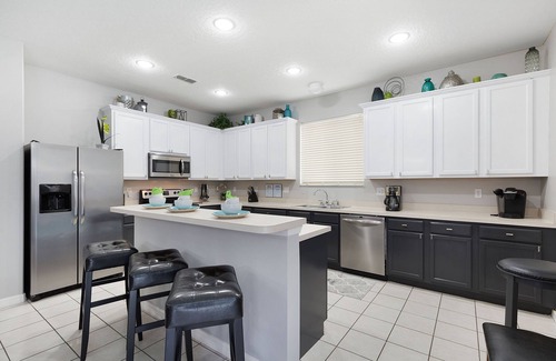 Legacy Park Villa | Fantastische Familienvilla mit 8 Schlafzimmern, 5 Themenbereichen, Pool, Spa, Spielzimmer (25 Schlafplätze)