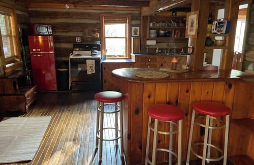 Verona Kabine | Magical Log Cabin, streams in private yard, 4 bedrooms, pet friendly, WiFi