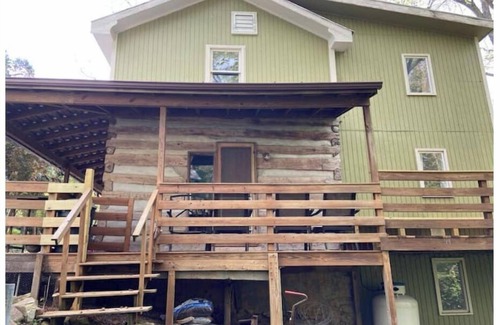 Verona Kabine | Magical Log Cabin, streams in private yard, 4 bedrooms, pet friendly, WiFi