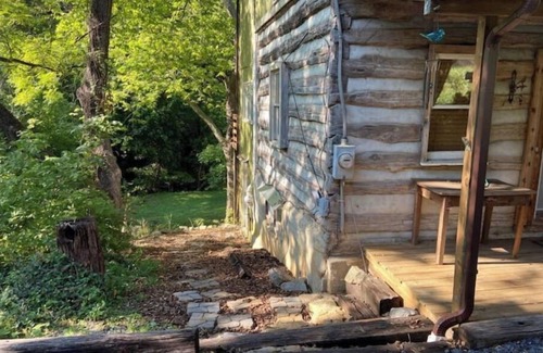Verona Kabine | Magical Log Cabin, streams in private yard, 4 bedrooms, pet friendly, WiFi