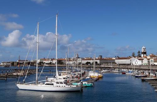 Ponta Delgada Haus | Magnólia - Casa com dois quartos junto ao mar - Renovada em 2023