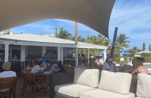 Williams Town Eigentumswohnung | Wunderschöne Strandwohnung mit Pool und Restaurant / Bar