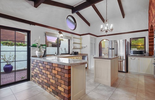 Sunnyhills Haus | Magnificent Beachfront Mansion - Pool