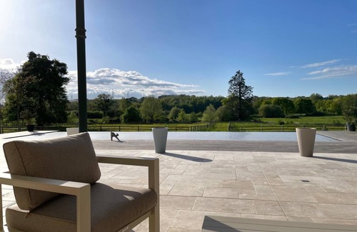 Yvre-l'Eveque Bed & Breakfast | Magnificent room in a castle at the gateway to the circuit