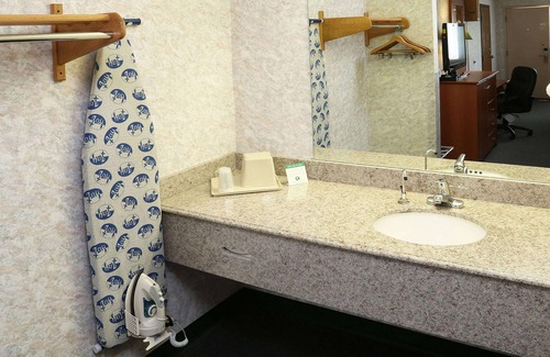 Howell Hotel | Magnuson Hotel Howell