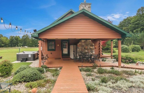 Beulah Kabine | Main Cabin Only Close to Crystal Mt with Hot Tub