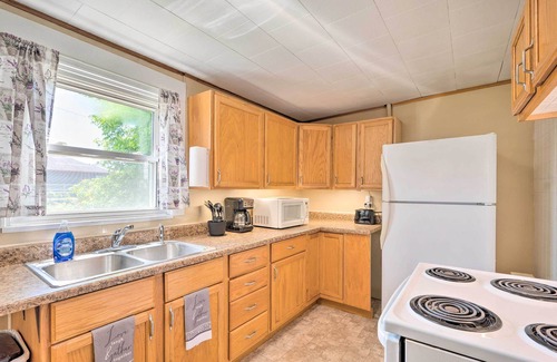Colebrook Wohnung | NEW! Main Street Colebrook Apartment on River Walk