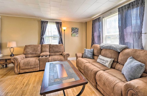 Colebrook Wohnung | NEW! Main Street Colebrook Apartment on River Walk