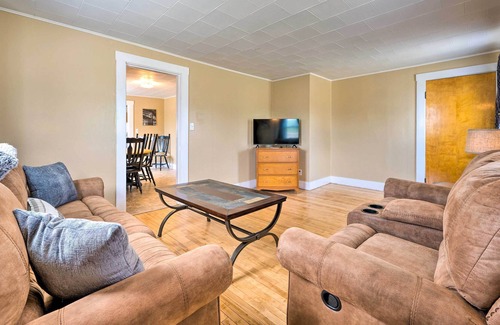 Colebrook Wohnung | NEW! Main Street Colebrook Apartment on River Walk