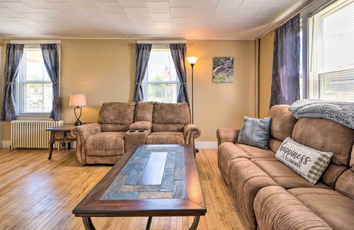 Colebrook Wohnung | NEW! Main Street Colebrook Apartment on River Walk
