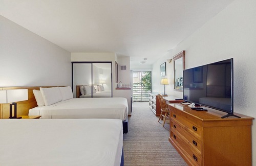 West End Kabine | Main Street studio - pool & hot tub - walk to lifts, dog-friendly, third floor
