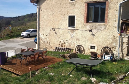 Septmoncel Haus | Maison de Campagne Rustique et Confortable - La Nature Dans le Parc du Haut Jura