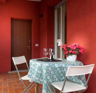 Besnate Haus | Maison Rouge