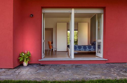 Besnate Haus | Maison Rouge