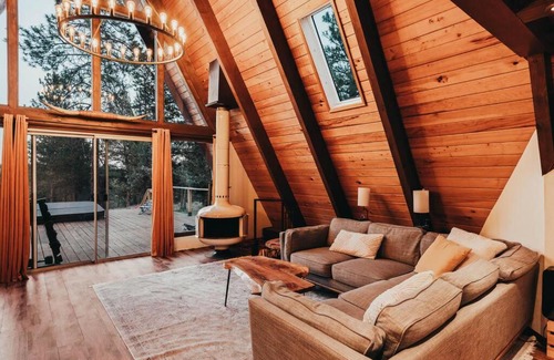 Sisters Haus | Majestic A-Frame on 5 acres!