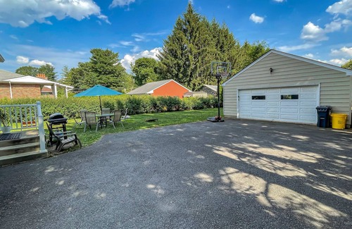 Princeton Haus | Majestic Princeton Home Arcade Big Yard 4BR